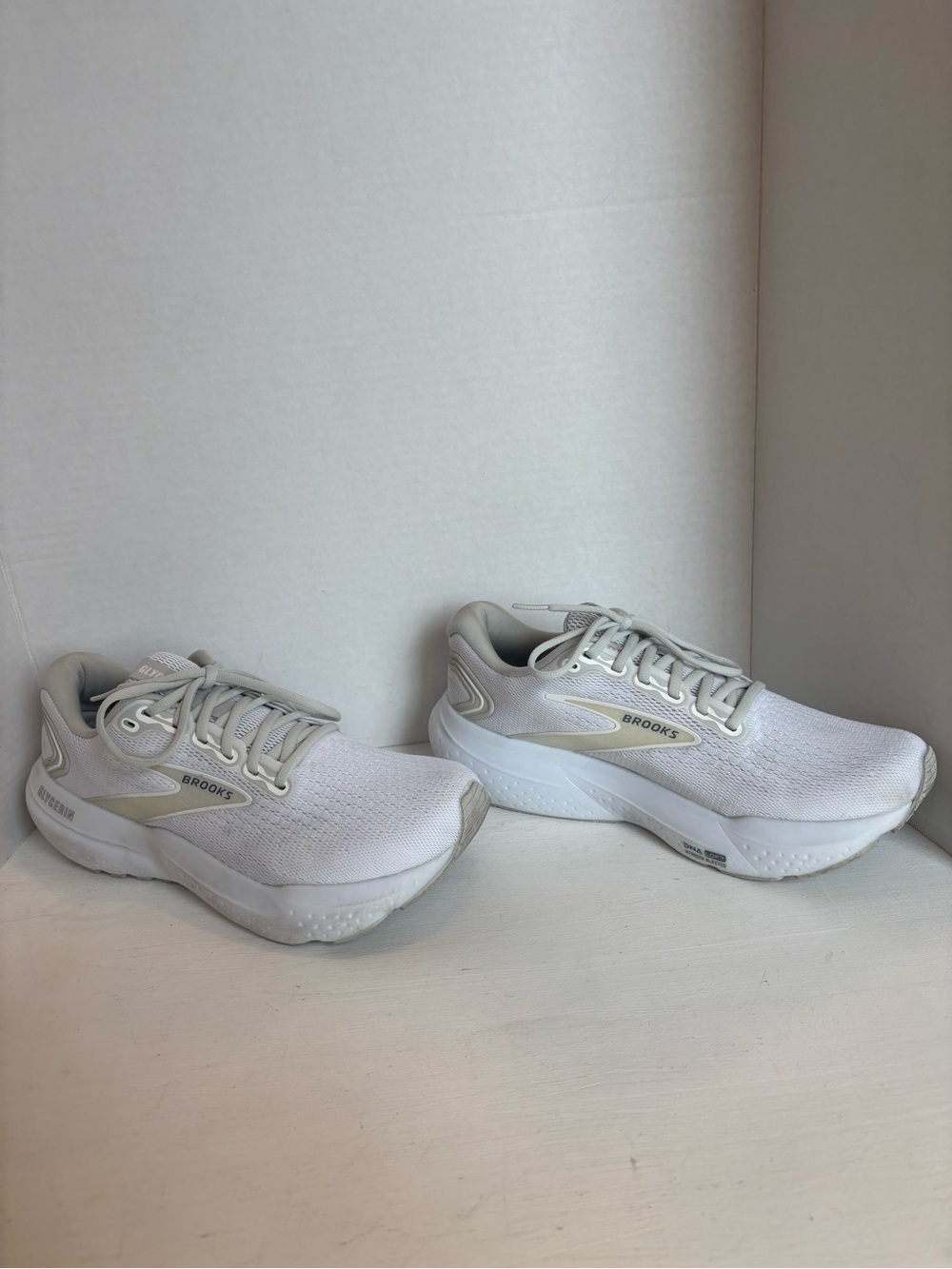 Brooks Glycerin 21 White Running Shoes Lace Up Mesh size women’s 10.5